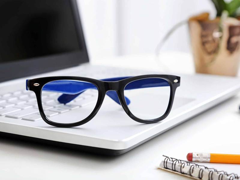 Lentes y escritorio